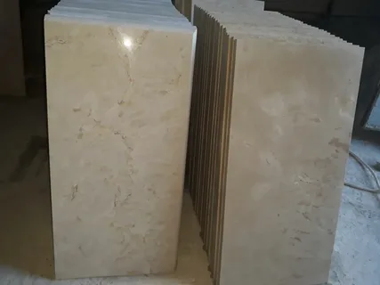 تصویر 4 از سنگ تراورتن صلصالی با جلوه سنگی طبیعی و رگه‌ های نامنظم برای زیبایی بیشتر فضا